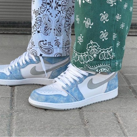 AIR JORDAN 1 HIGH OG GS "HYPER ROYAL" - Picture 2 of 9